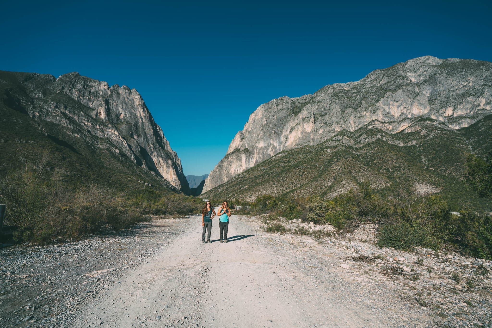 El camino que entra al cañón entre las dos paredes