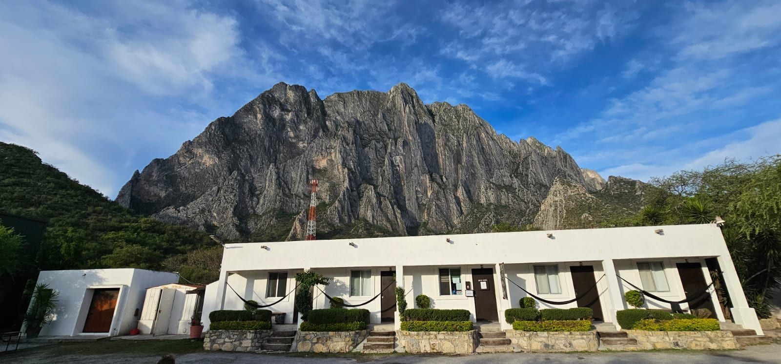 Las habitaciones de la posada con la pared de El Toro levantándose detrás