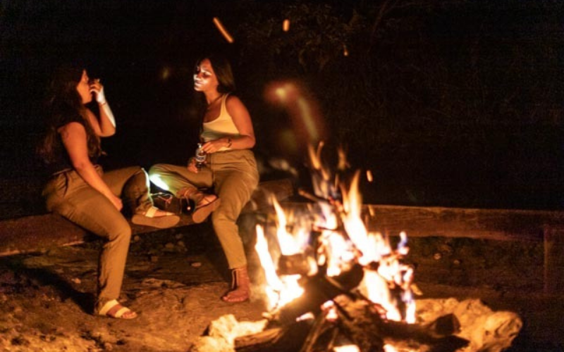 Personas platicando junto a la fogata