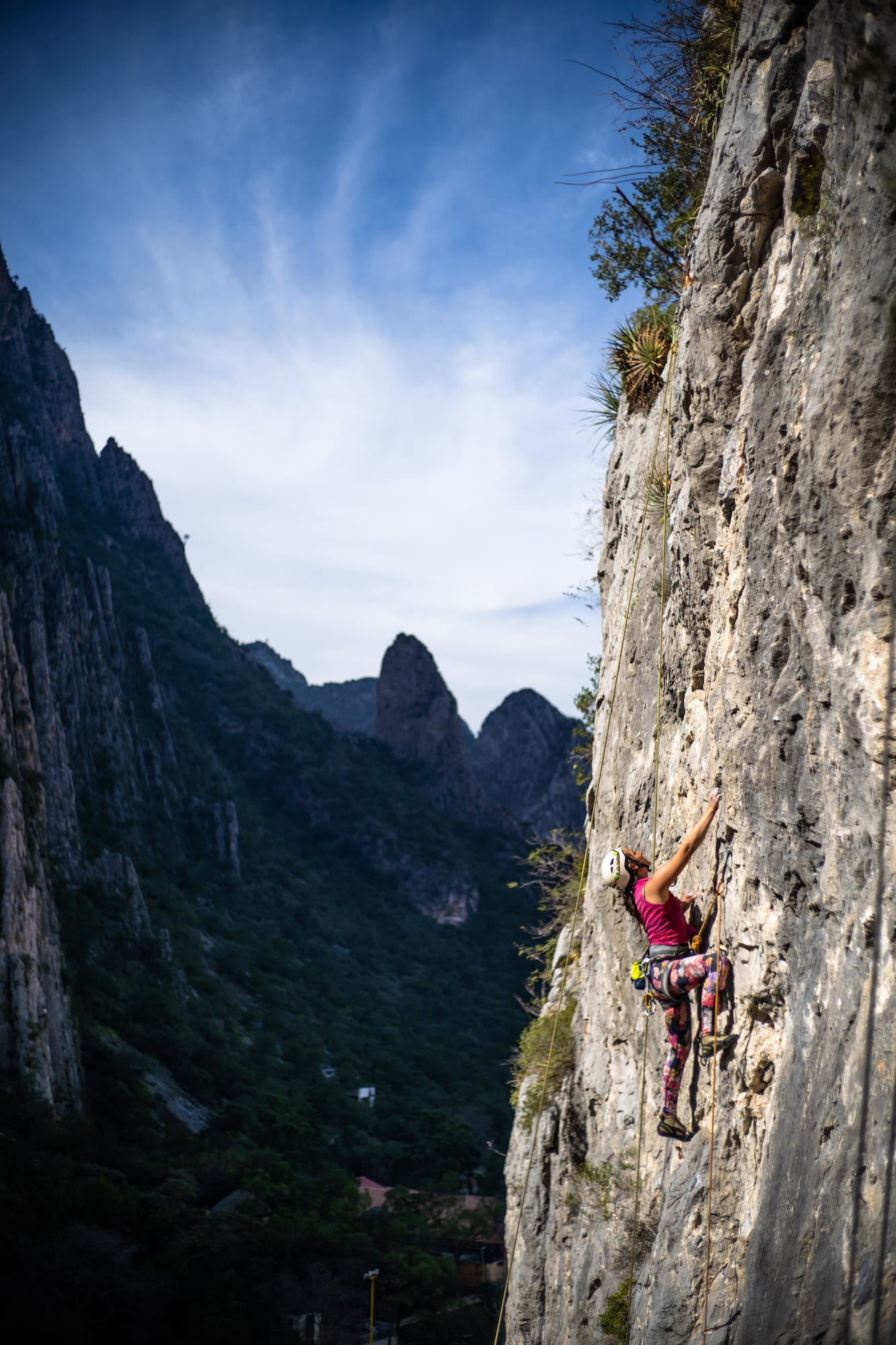 Escaladora en una pared vertical con el cañón al fondo