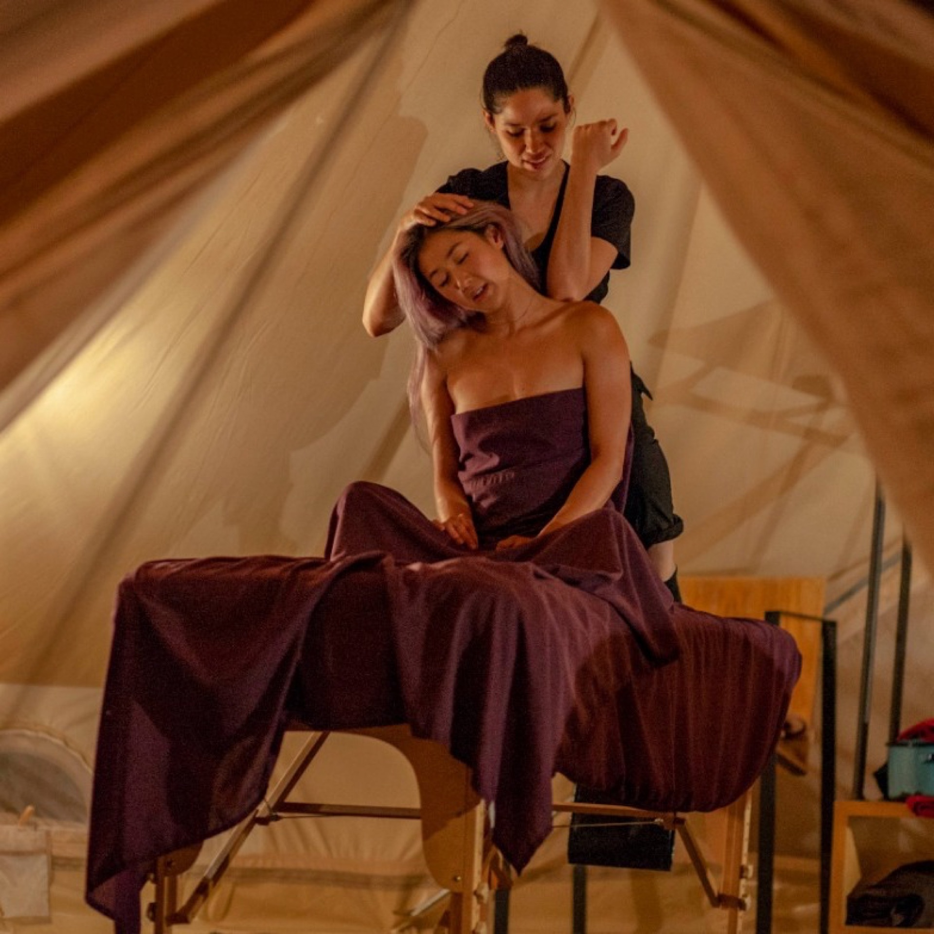 Masaje dentro de una tienda de glamping