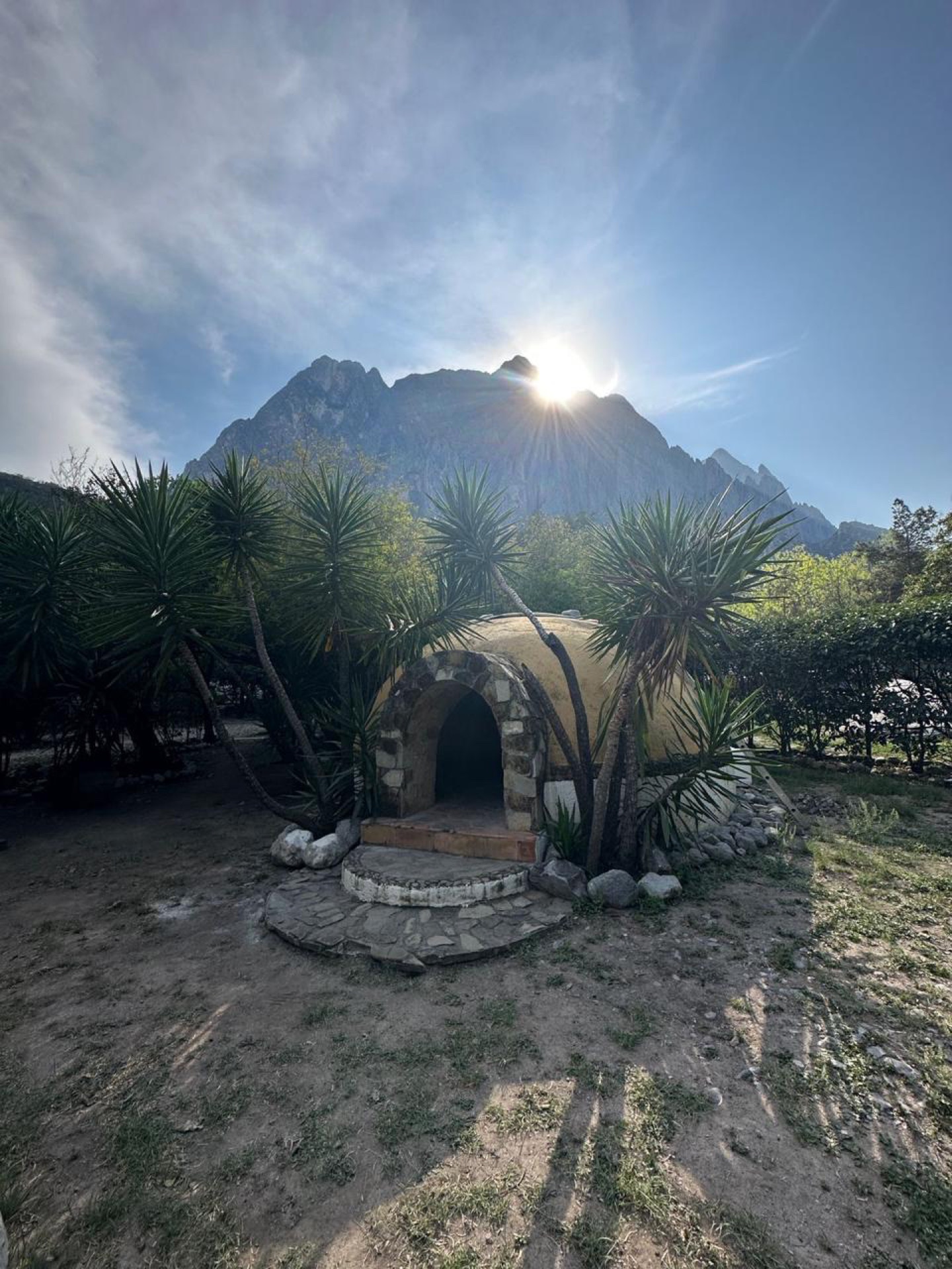 Temazcal en el jardín al atardecer