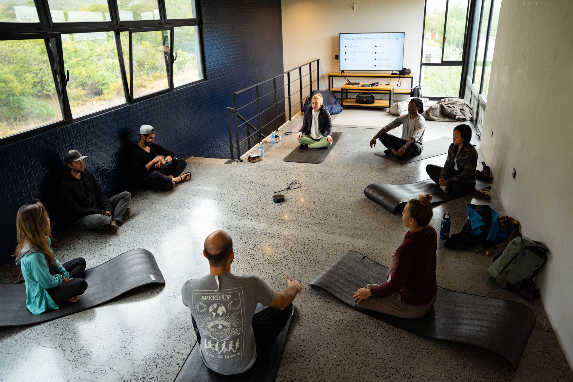 Clase de yoga en el salón