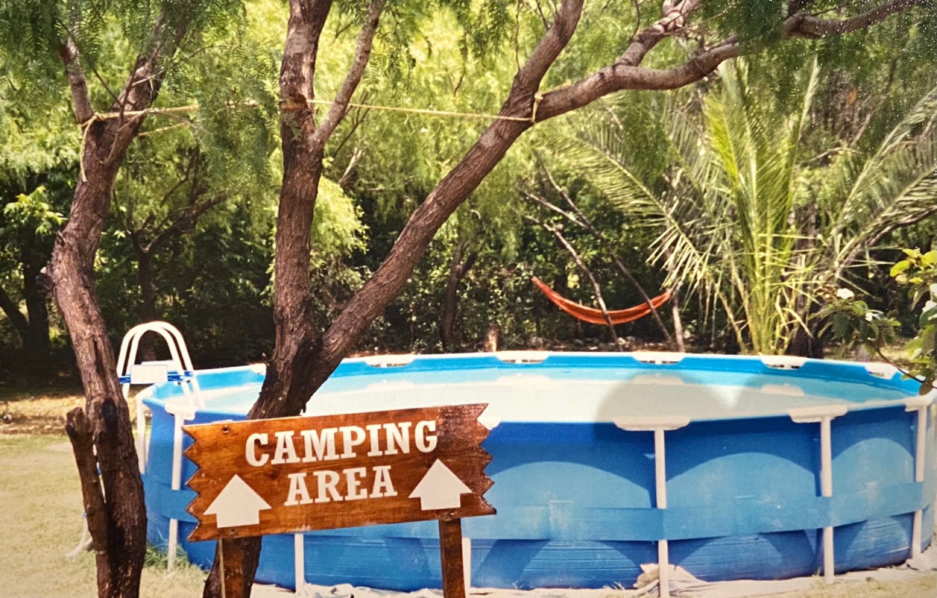 Letrero de camping area junto a la primera alberca