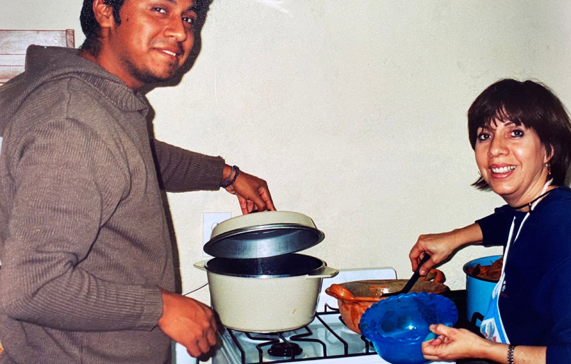 Dos personas cocinando en la cocina de los primeros años