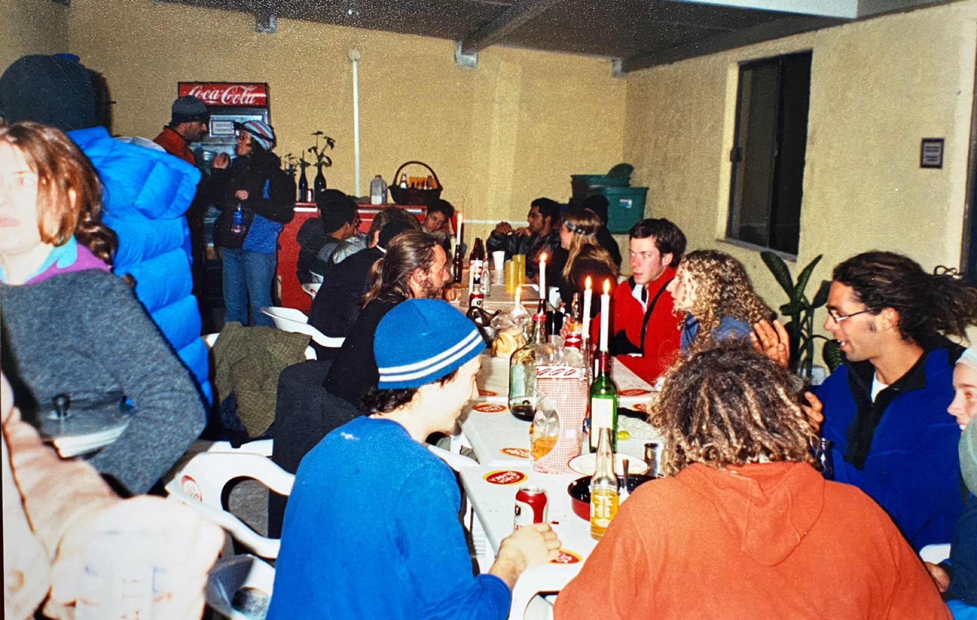 El comedor de la posada lleno de escaladores en los primeros años