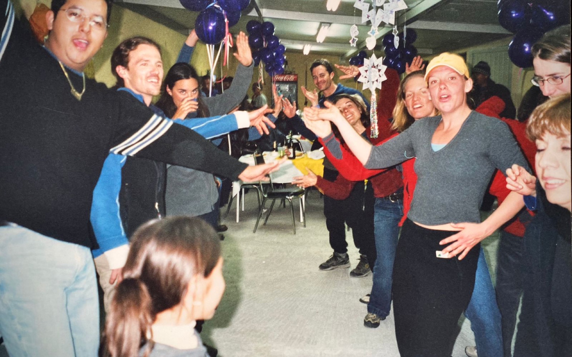 Personas bailando en una fiesta en el comedor de la posada