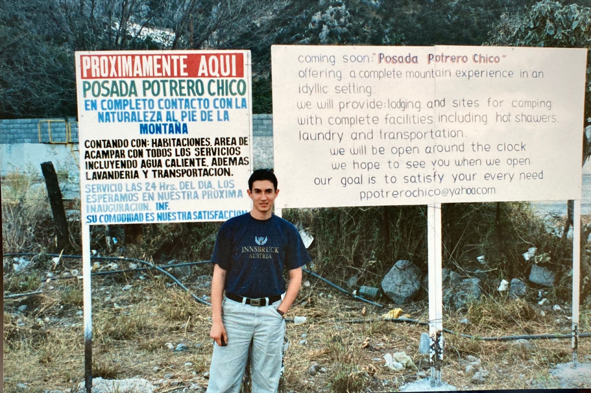 Letrero de 'Próximamente aquí, Posada Potrero Chico' en el terreno original