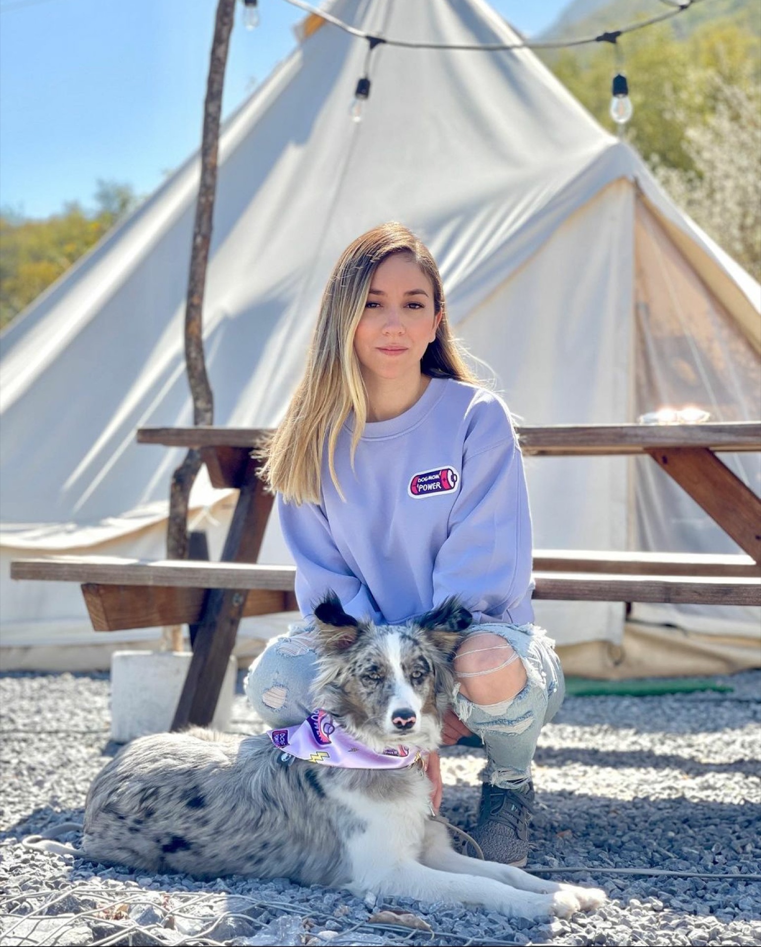 Mujer con su perro frente al glamping