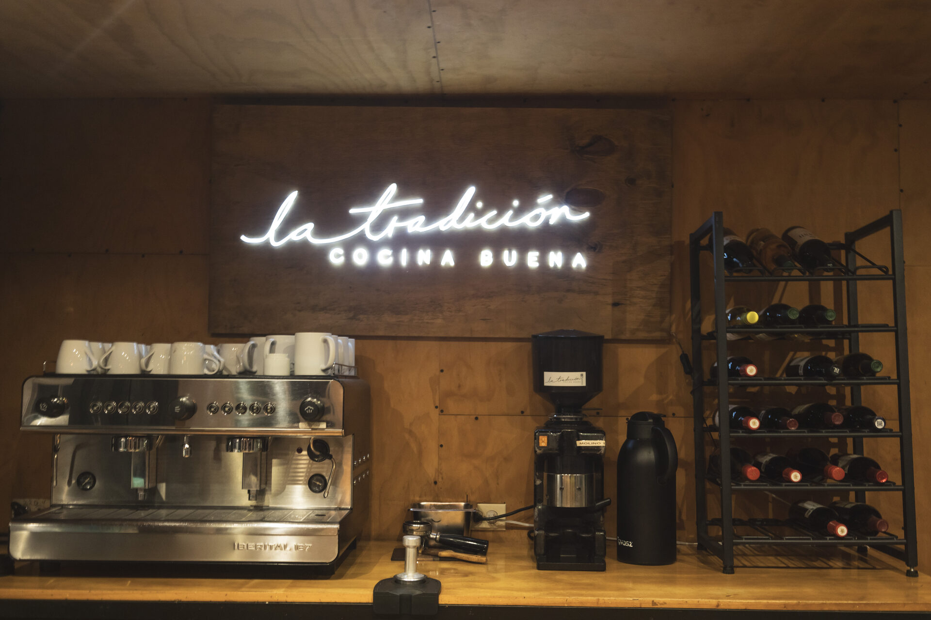 Barra de café con máquina de espresso y cava de vinos