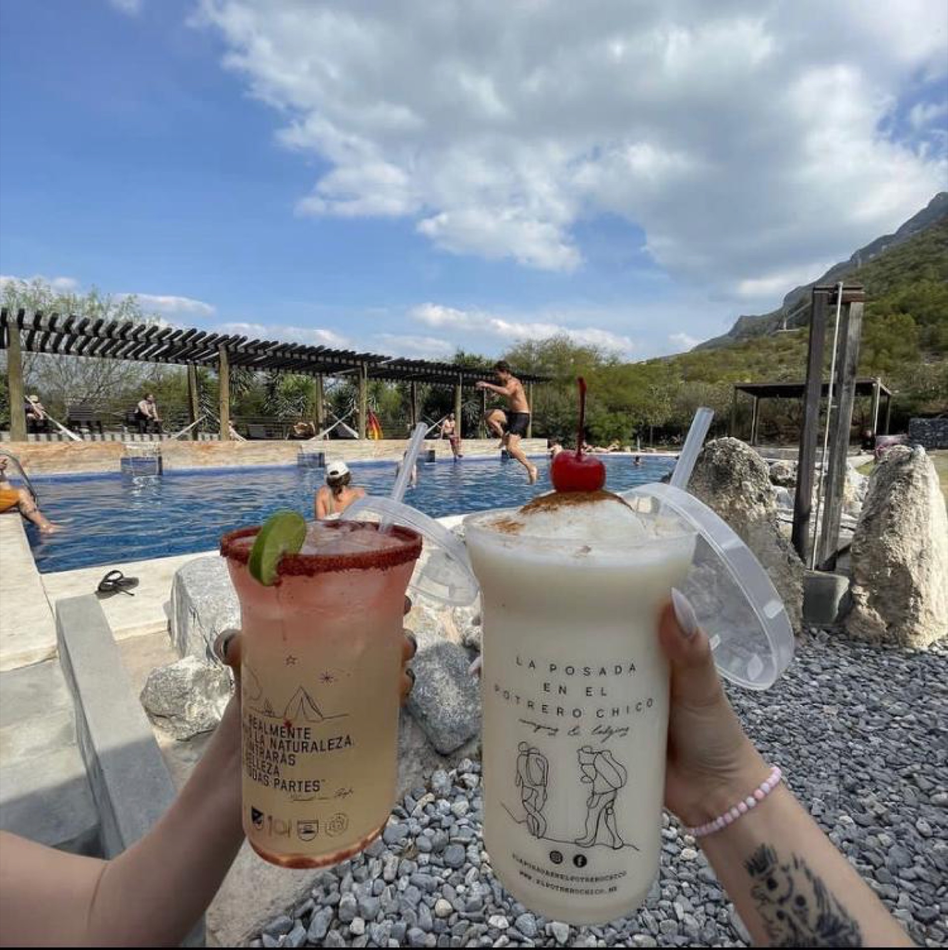 Dos bebidas frías con el logo de la posada