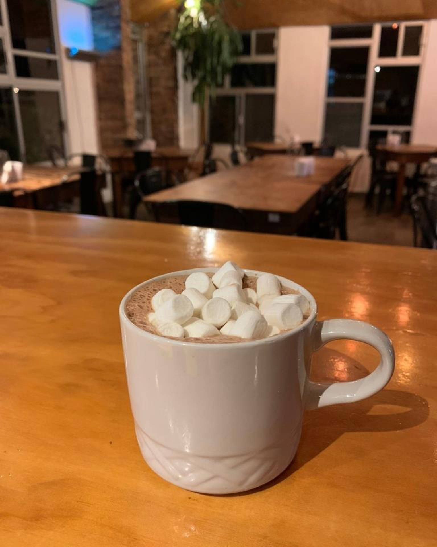 Taza de chocolate caliente con bombones
