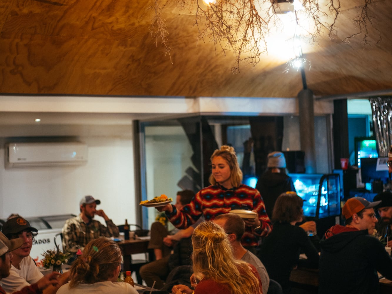 El comedor lleno de escaladores cenando por la noche