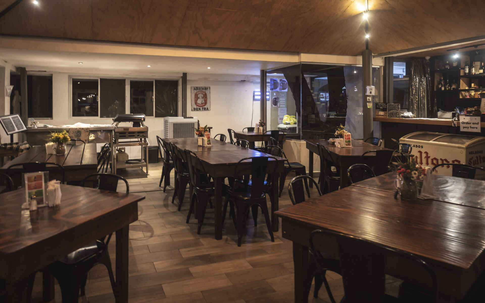 Interior del restaurante con mesas de madera