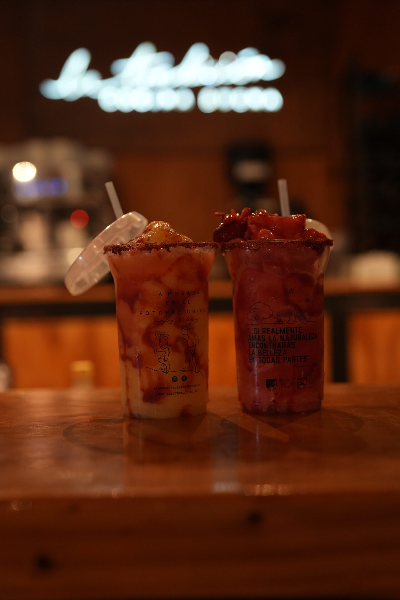 Dos micheladas preparadas en la barra del restaurante
