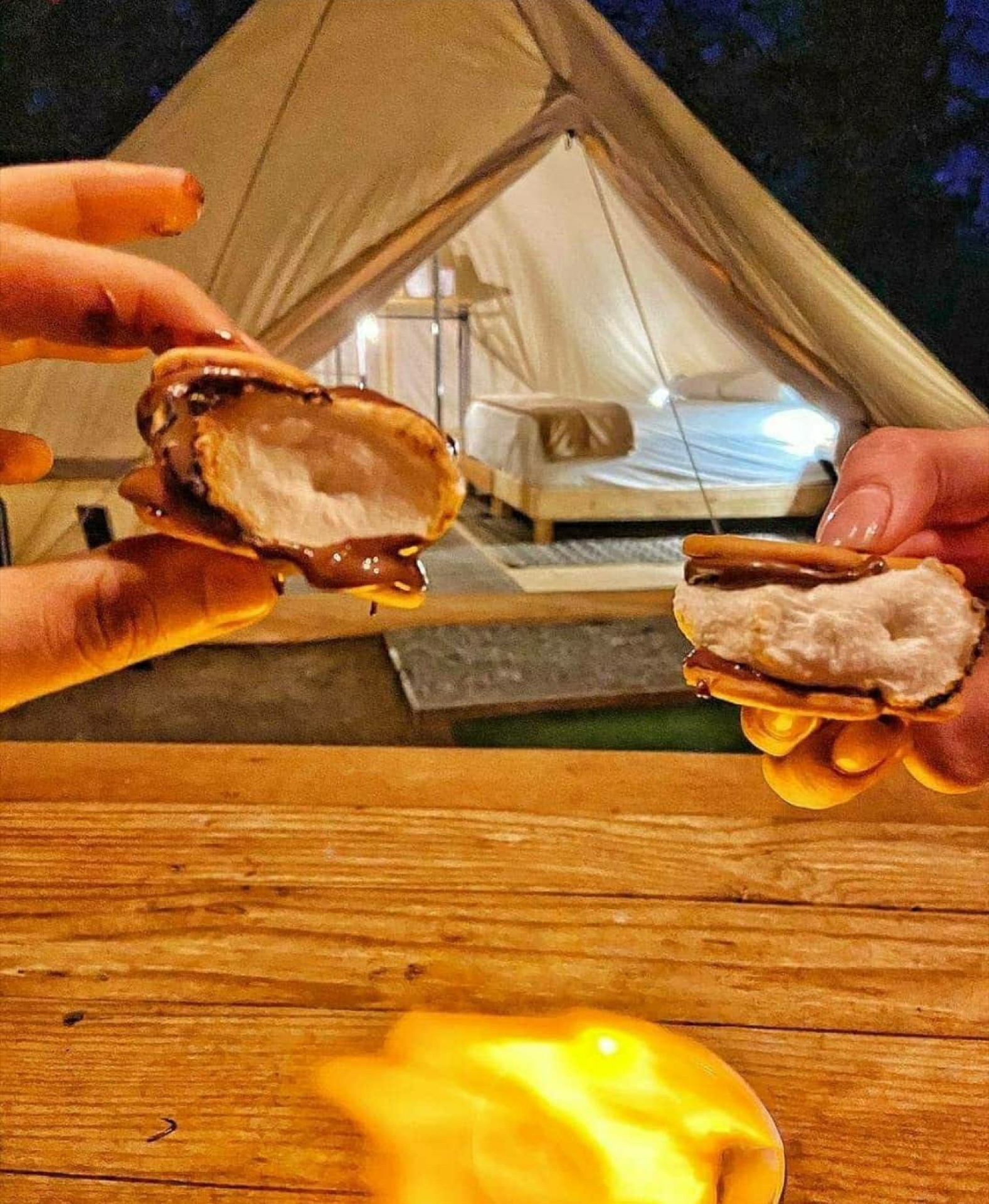 Malvaviscos asados con galleta junto al fogatero