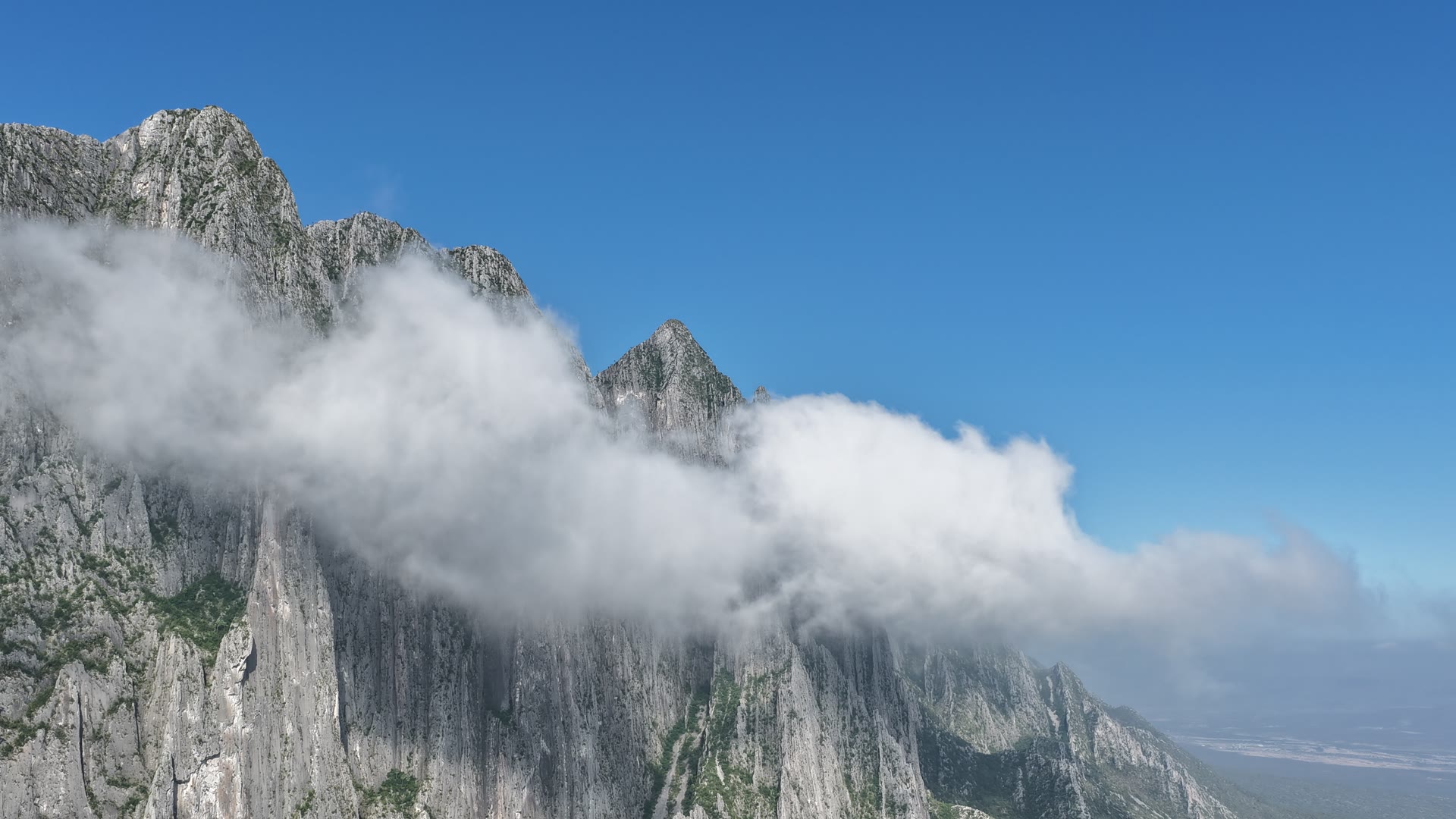 Las paredes del cañón entre nubes